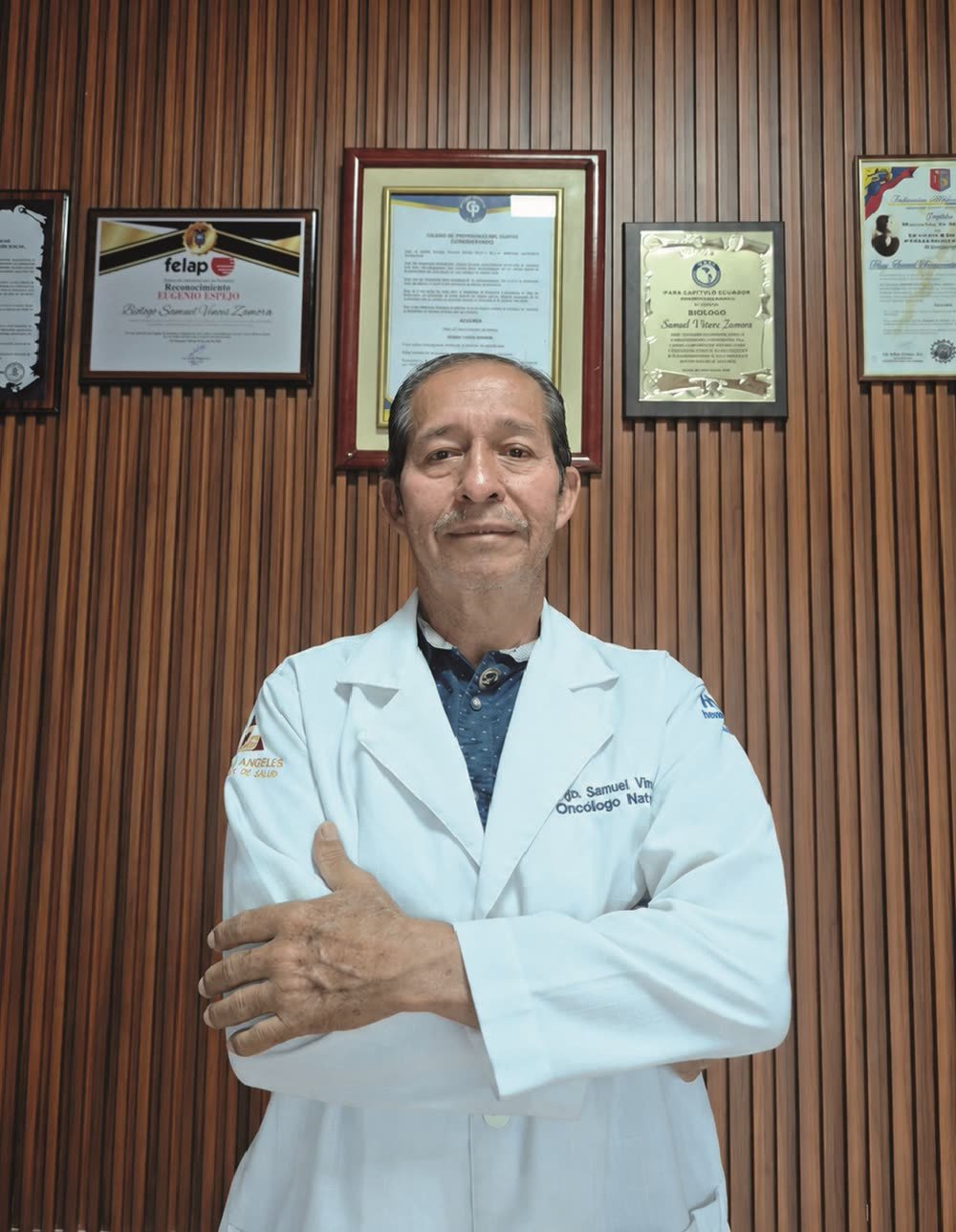 Biólogo Naturista Samuel Vinces Zamora en su consultorio, junto a sus reconocimientos